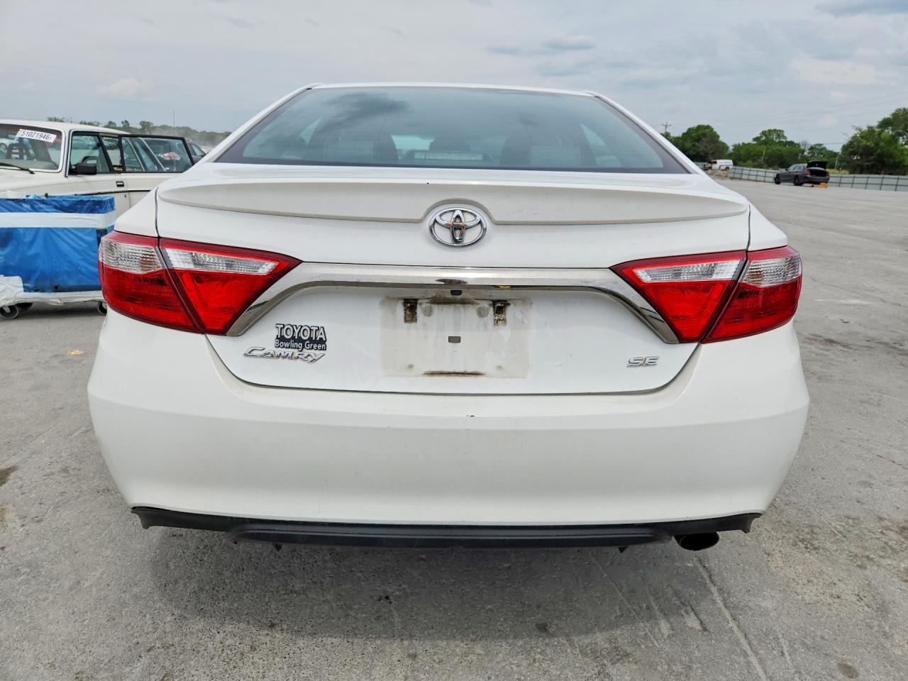2017 TOYOTA CAMRY SE photo 6