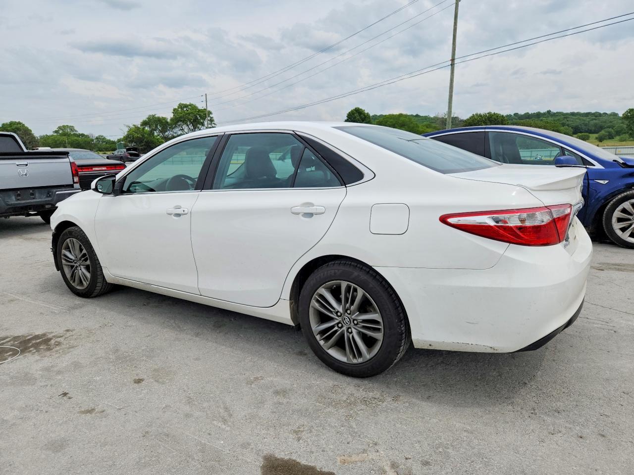 2017 TOYOTA CAMRY SE photo 2