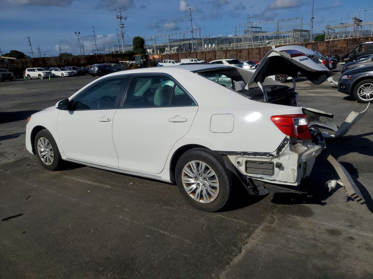 2014 TOYOTA CAMRY LE photo 3
