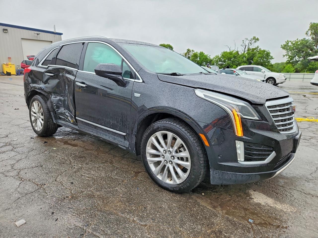 2017 CADILLAC XT5 PLATINUM photo 4