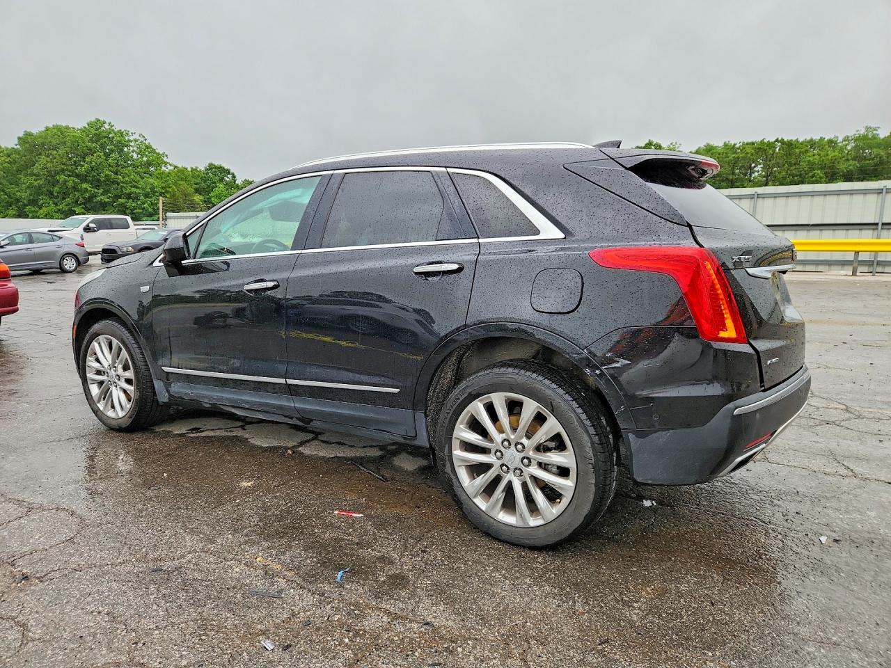 2017 CADILLAC XT5 PLATINUM photo 2
