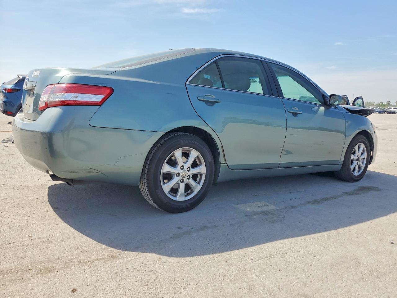 2011 TOYOTA CAMRY LE photo 5