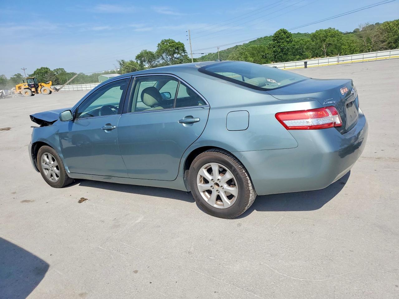 2011 TOYOTA CAMRY LE photo 3