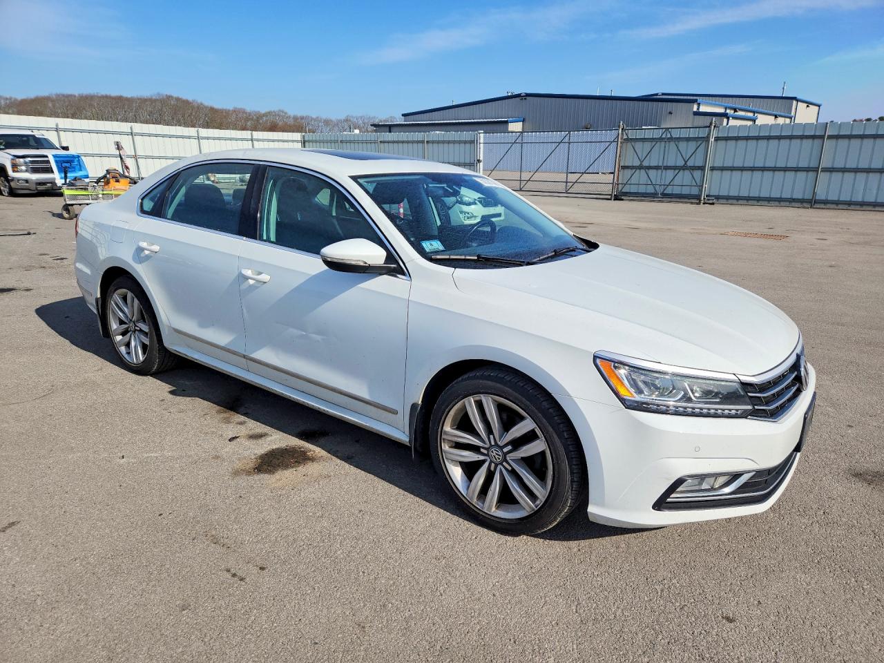 2017 VOLKSWAGEN PASSAT SE photo 4