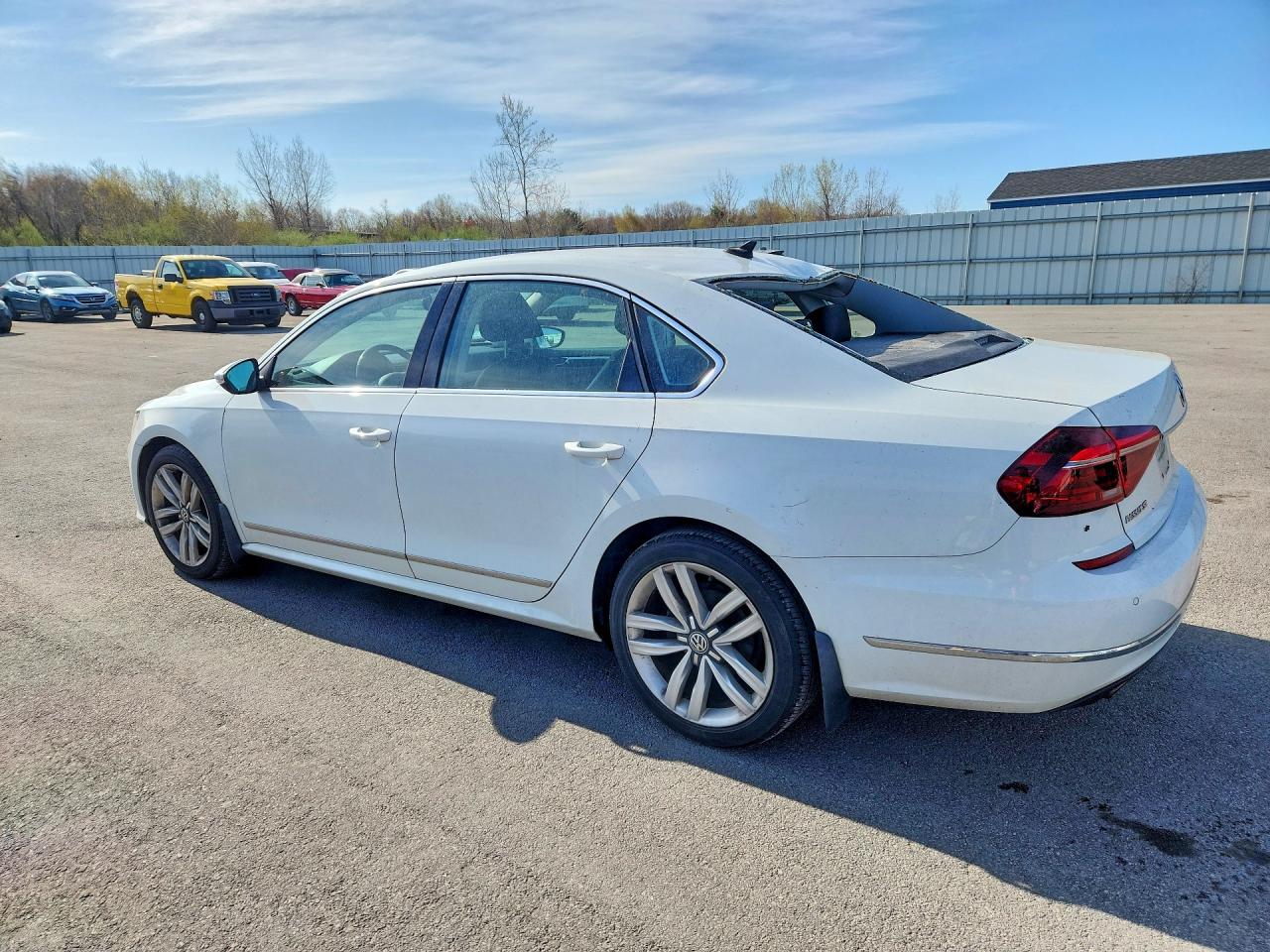 2017 VOLKSWAGEN PASSAT SE photo 2