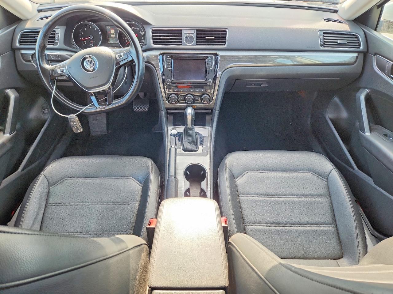 2017 VOLKSWAGEN PASSAT SE photo 8