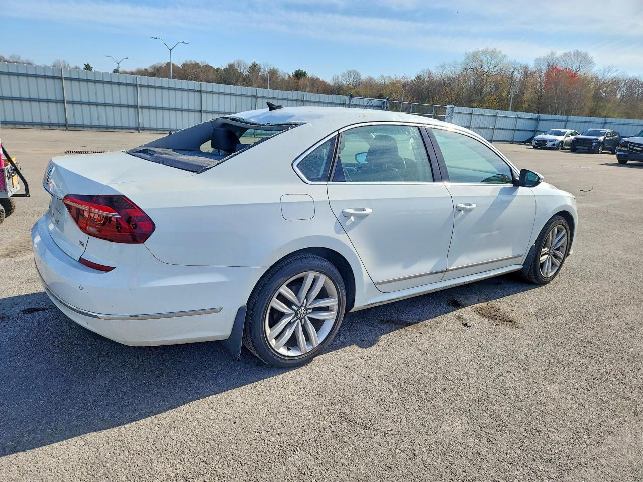 2017 VOLKSWAGEN PASSAT SE photo 3