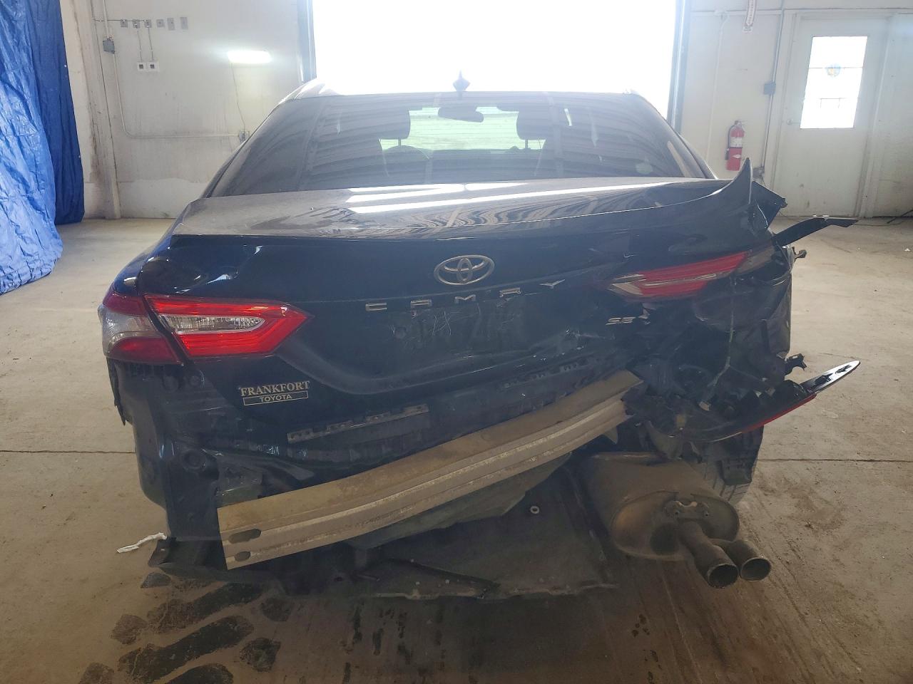 2019 TOYOTA CAMRY SE photo 6