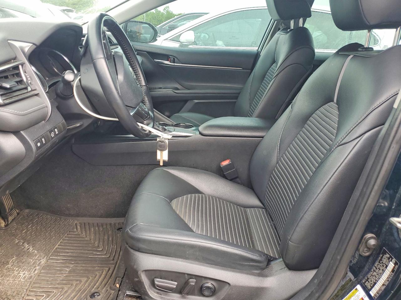 2019 TOYOTA CAMRY SE photo 7
