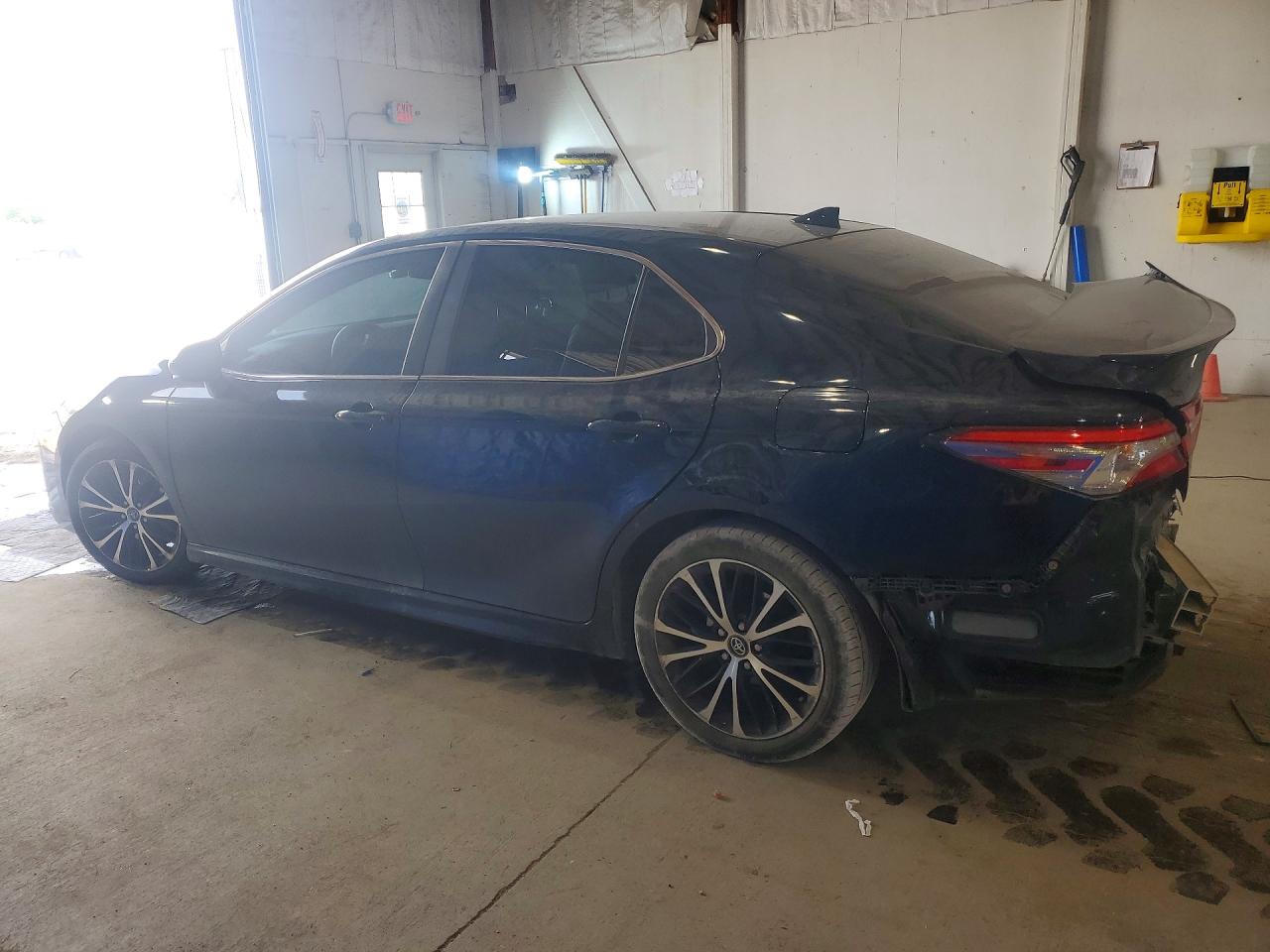 2019 TOYOTA CAMRY SE photo 2