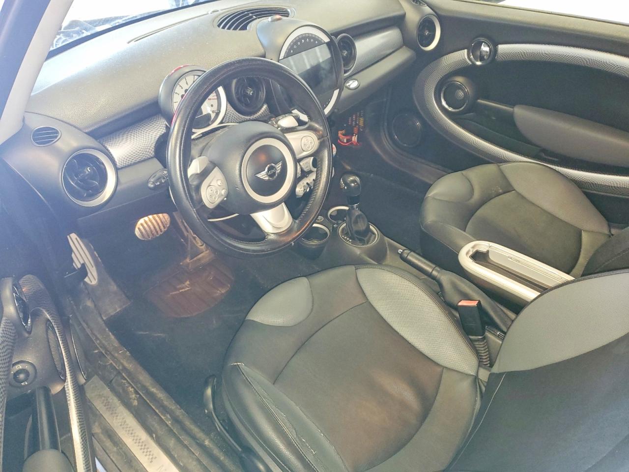 2010 MINI COOPER S photo 15