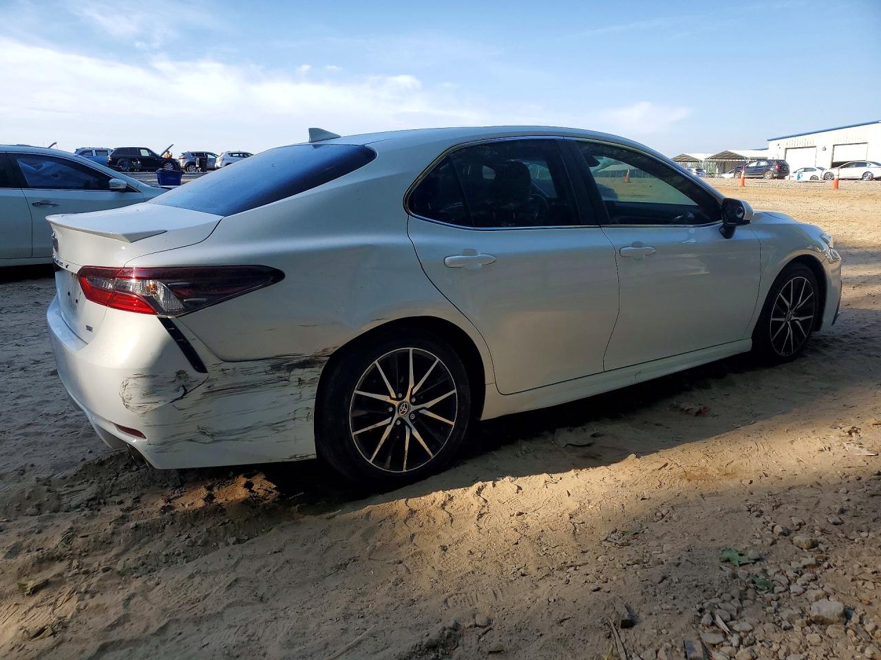 2021 TOYOTA CAMRY SE photo 3