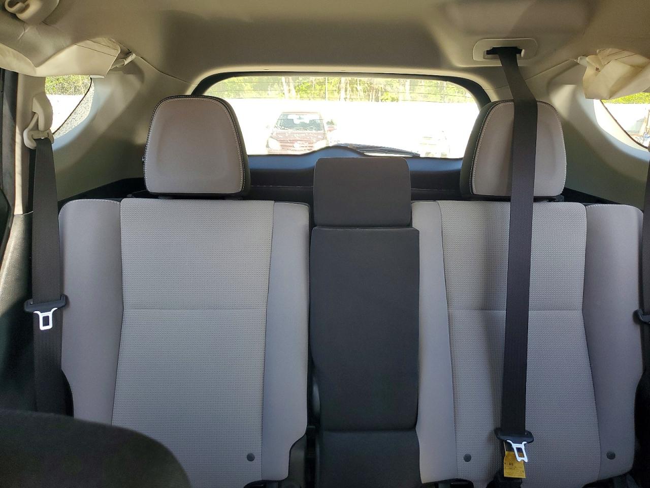 2017 TOYOTA RAV4 XLE photo 28