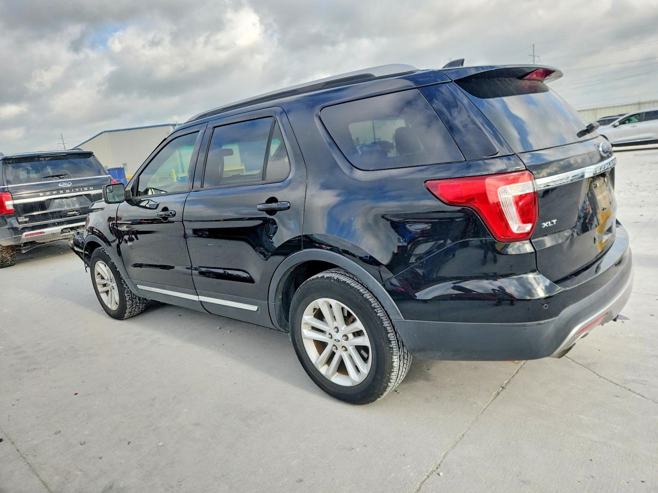 2016 FORD EXPLORER XLT photo 3