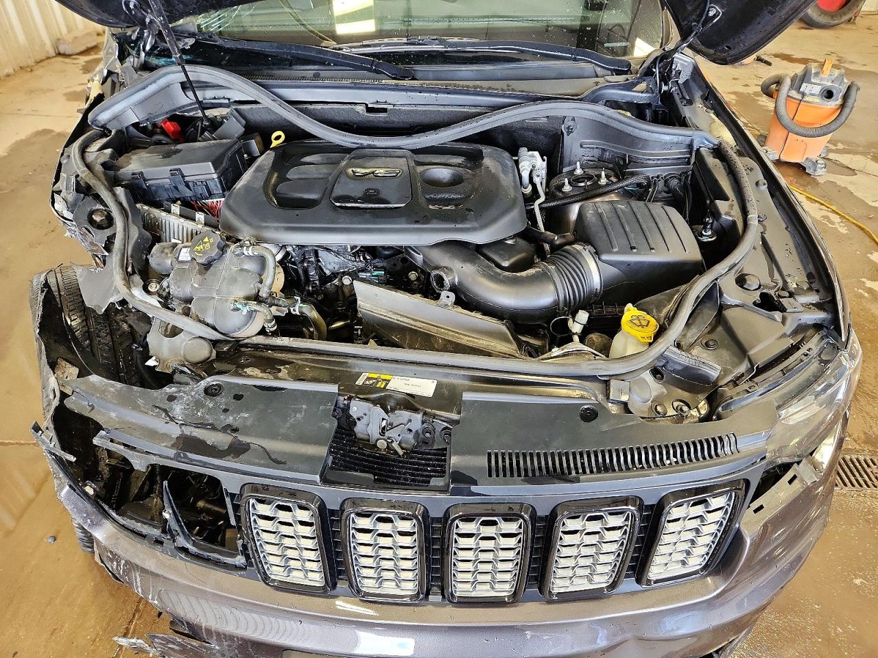 2020 JEEP GRAND CHEROKEE LAREDO photo 23