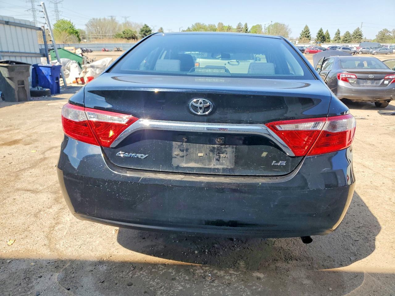 2015 TOYOTA CAMRY LE photo 16