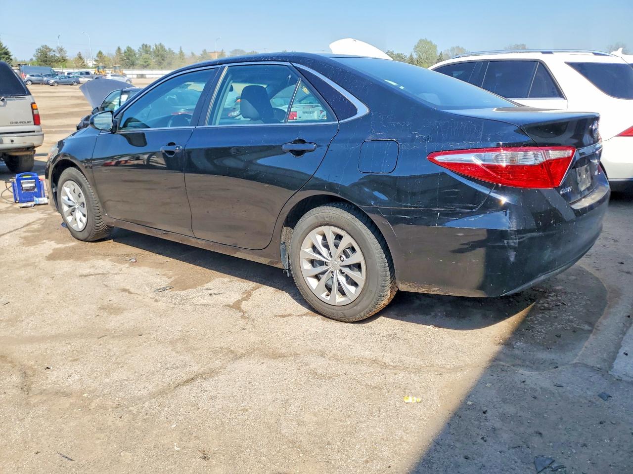 2015 TOYOTA CAMRY LE photo 4
