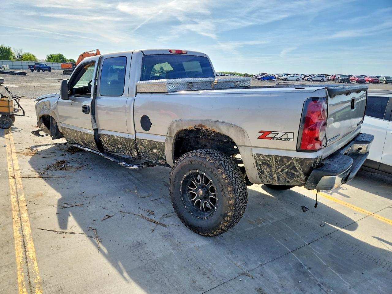2004 CHEVROLET SILVERADO K1500 photo 3