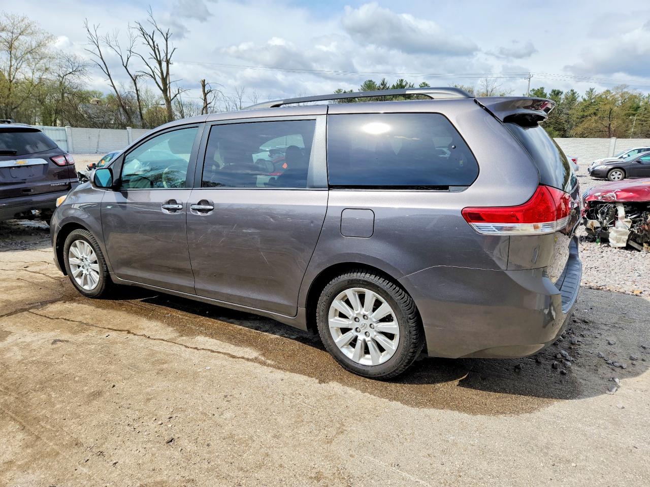 2013 TOYOTA SIENNA XLE 7-PASSENGER photo 3