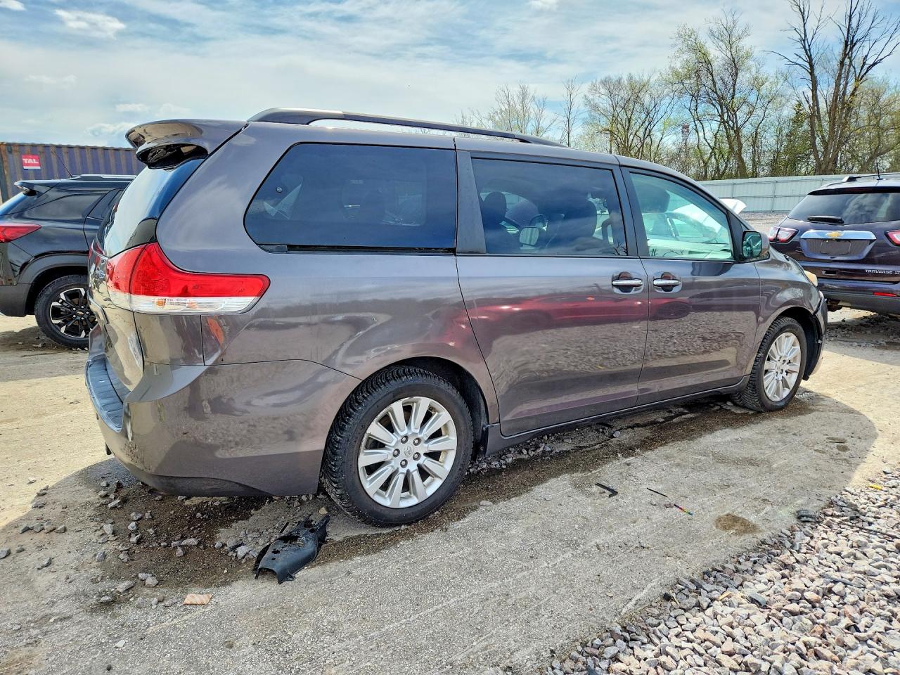 2013 TOYOTA SIENNA XLE 7-PASSENGER photo 5
