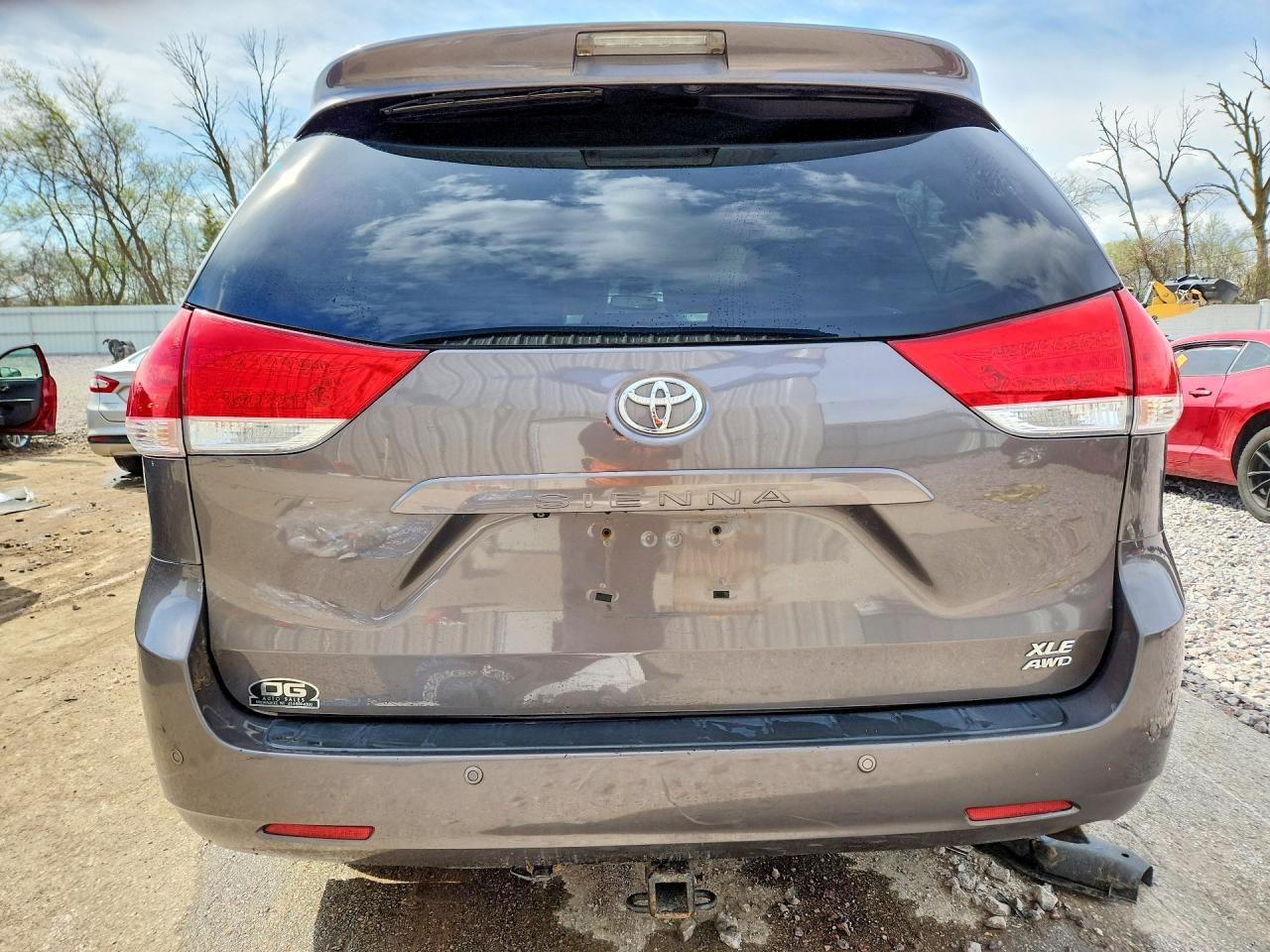 2013 TOYOTA SIENNA XLE 7-PASSENGER photo 11