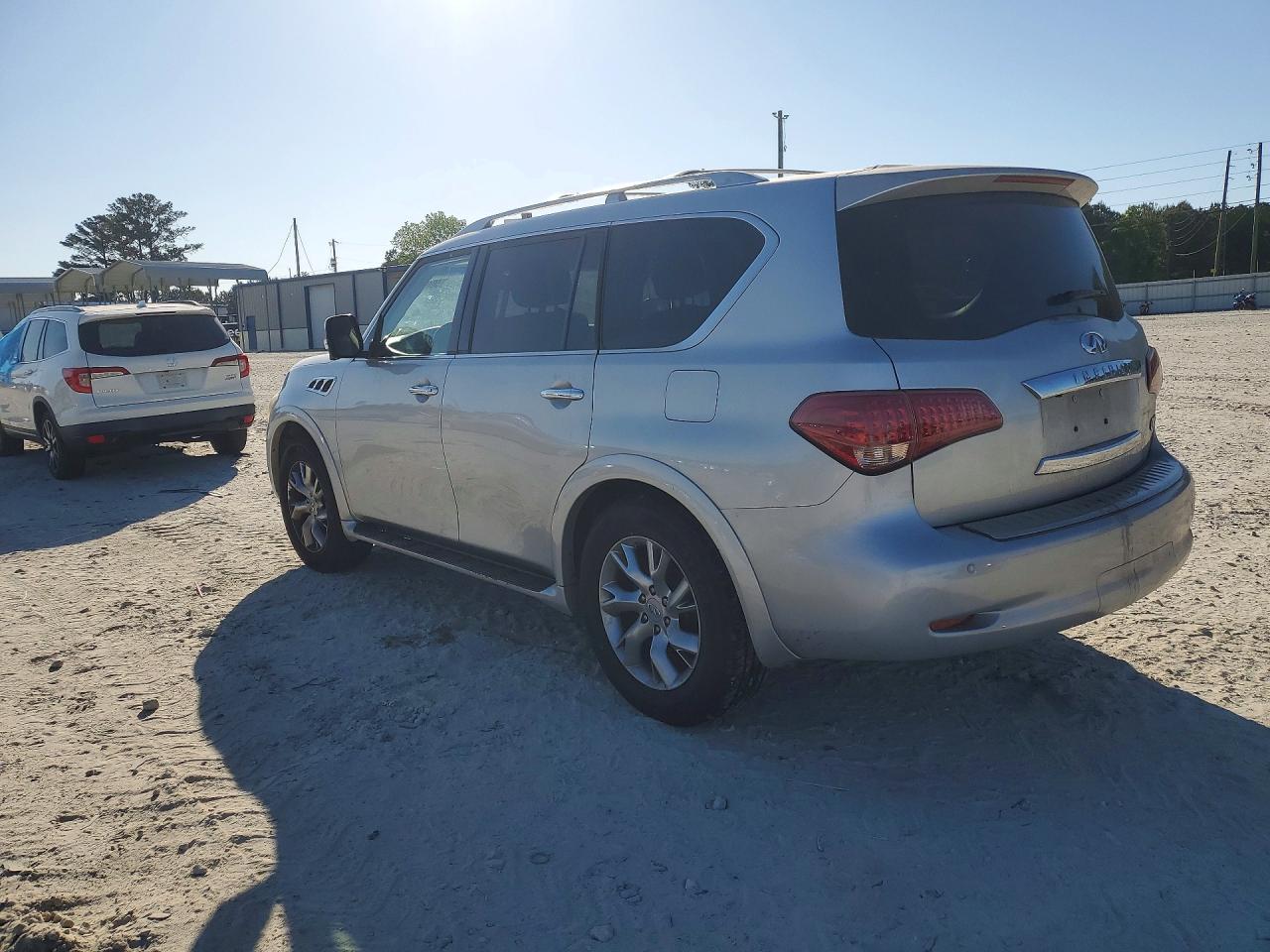 2013 INFINITI QX56 BASE photo 3