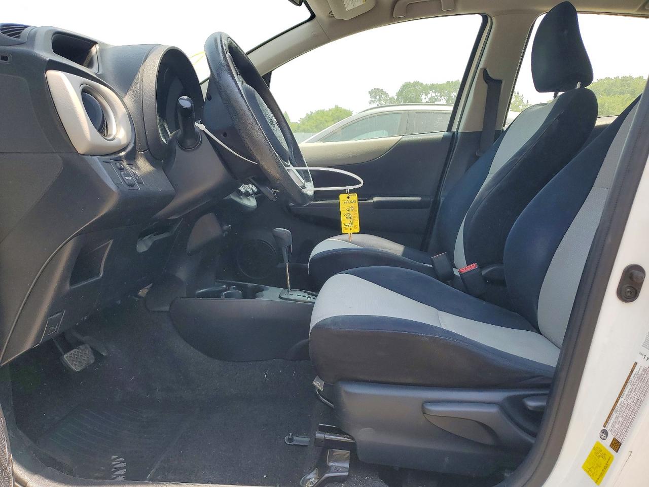 2012 TOYOTA YARIS 5-DOOR LE photo 13