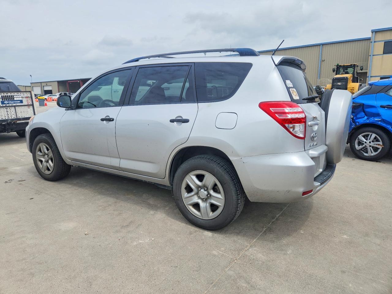 2011 TOYOTA RAV4 BASE photo 2