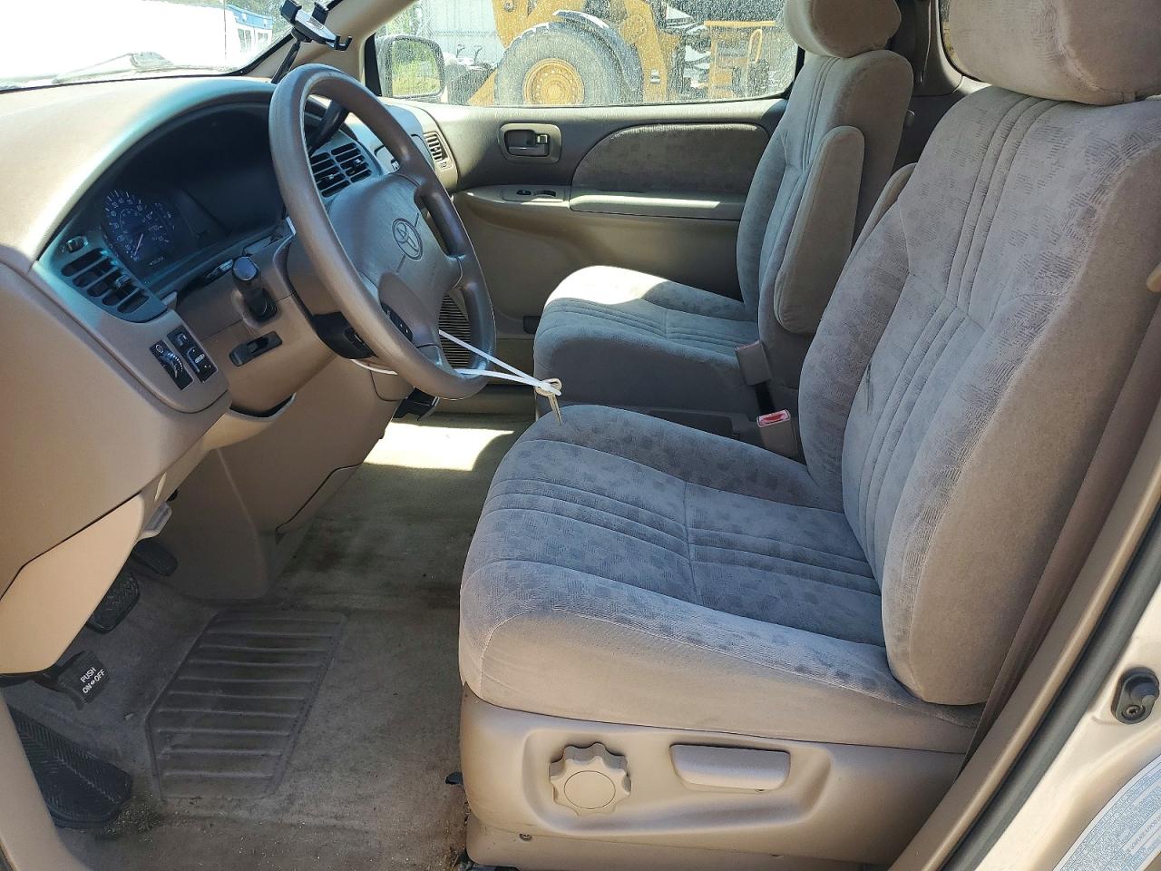 2003 TOYOTA SIENNA LE photo 13