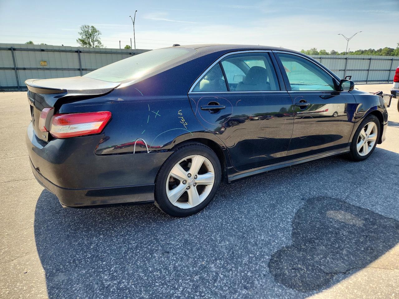 2011 TOYOTA CAMRY SE photo 3