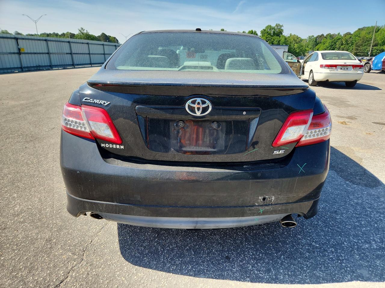 2011 TOYOTA CAMRY SE photo 6