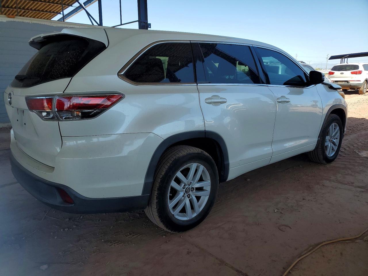 2016 TOYOTA HIGHLANDER LE photo 5