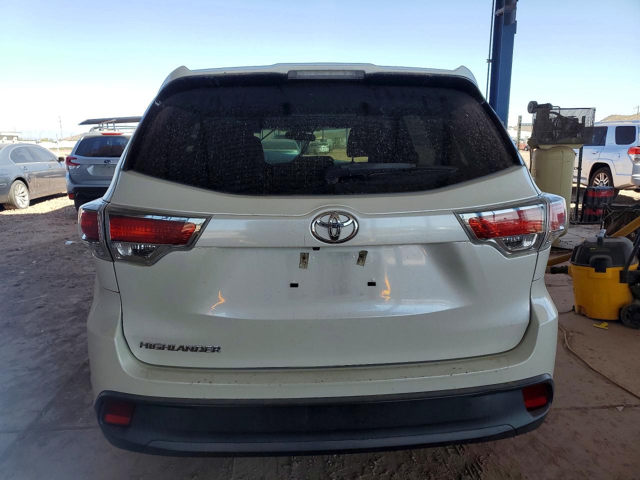 2016 TOYOTA HIGHLANDER LE photo 11