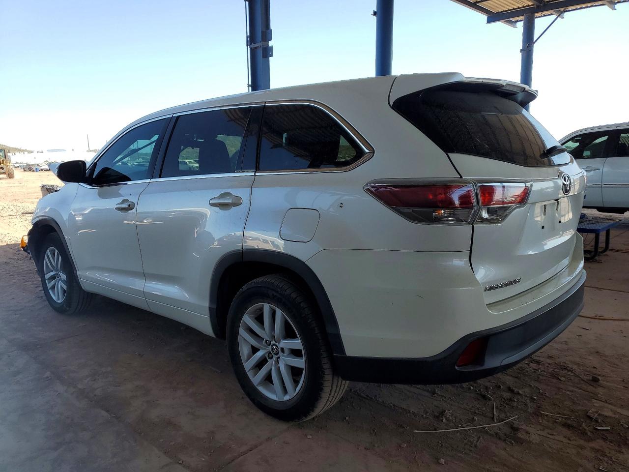 2016 TOYOTA HIGHLANDER LE photo 3