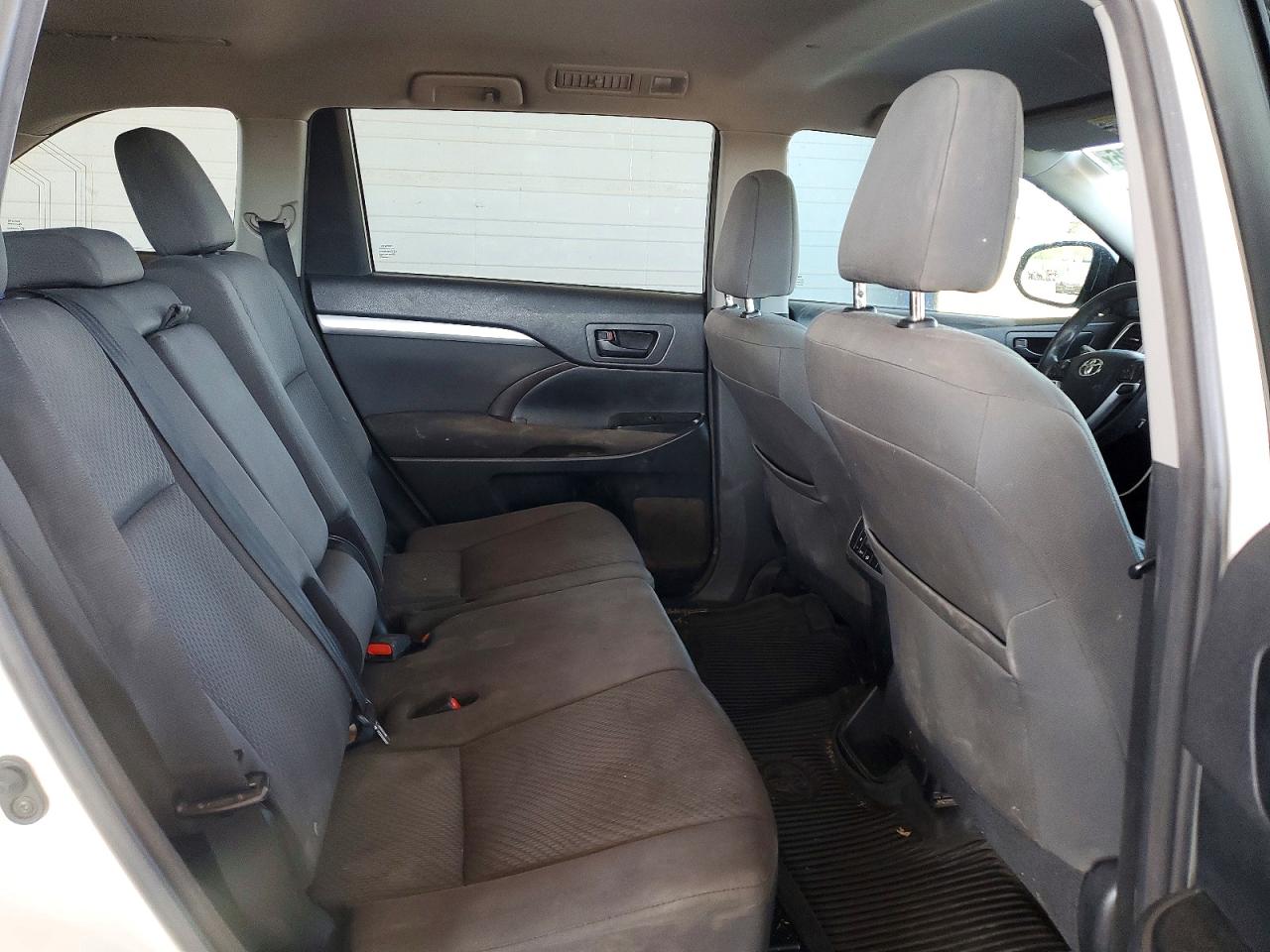 2016 TOYOTA HIGHLANDER LE photo 21