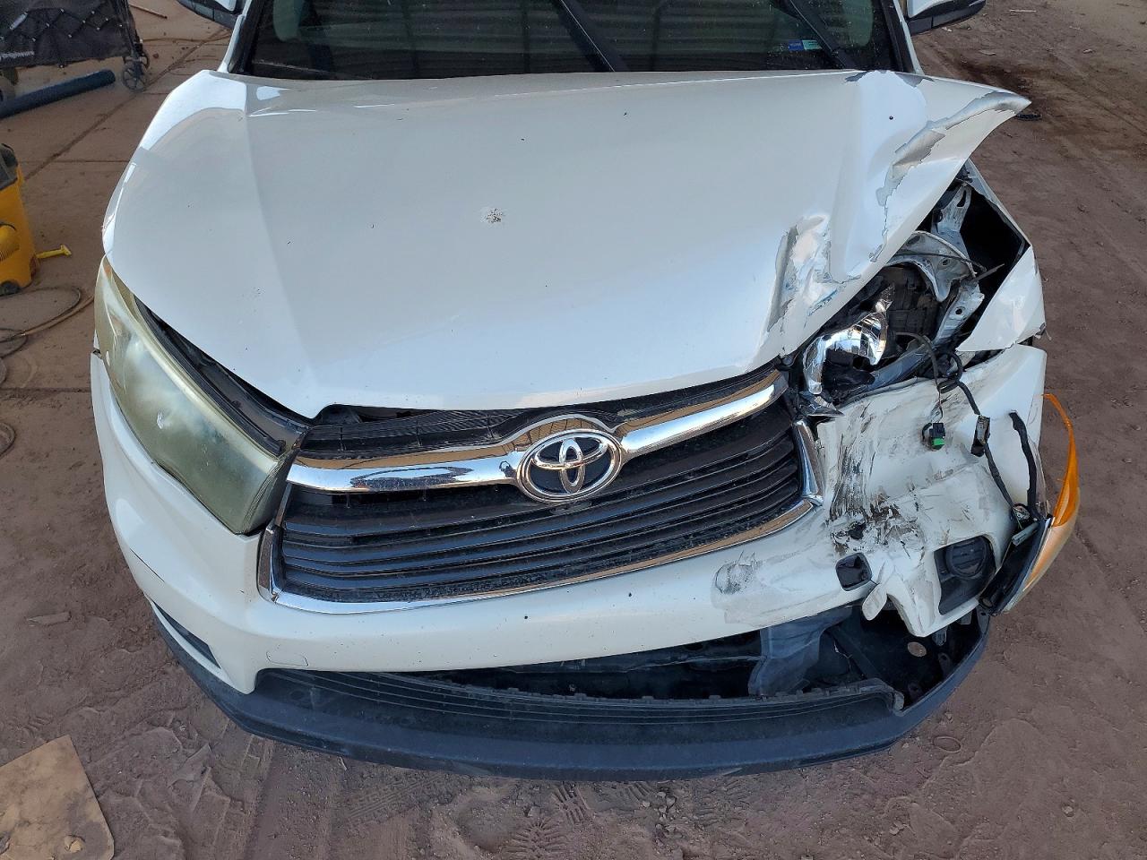 2016 TOYOTA HIGHLANDER LE photo 23