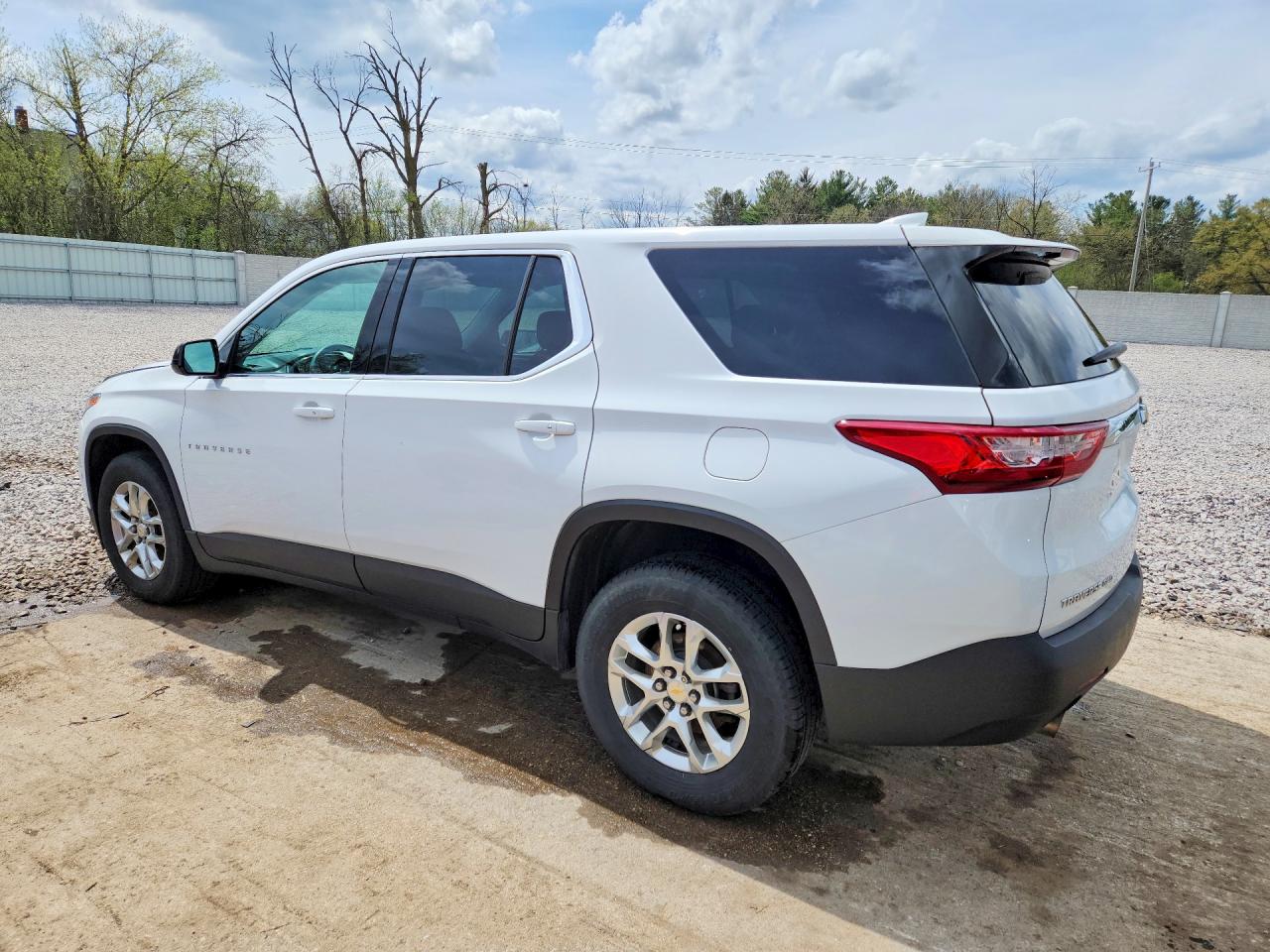 2020 CHEVROLET TRAVERSE LS photo 4