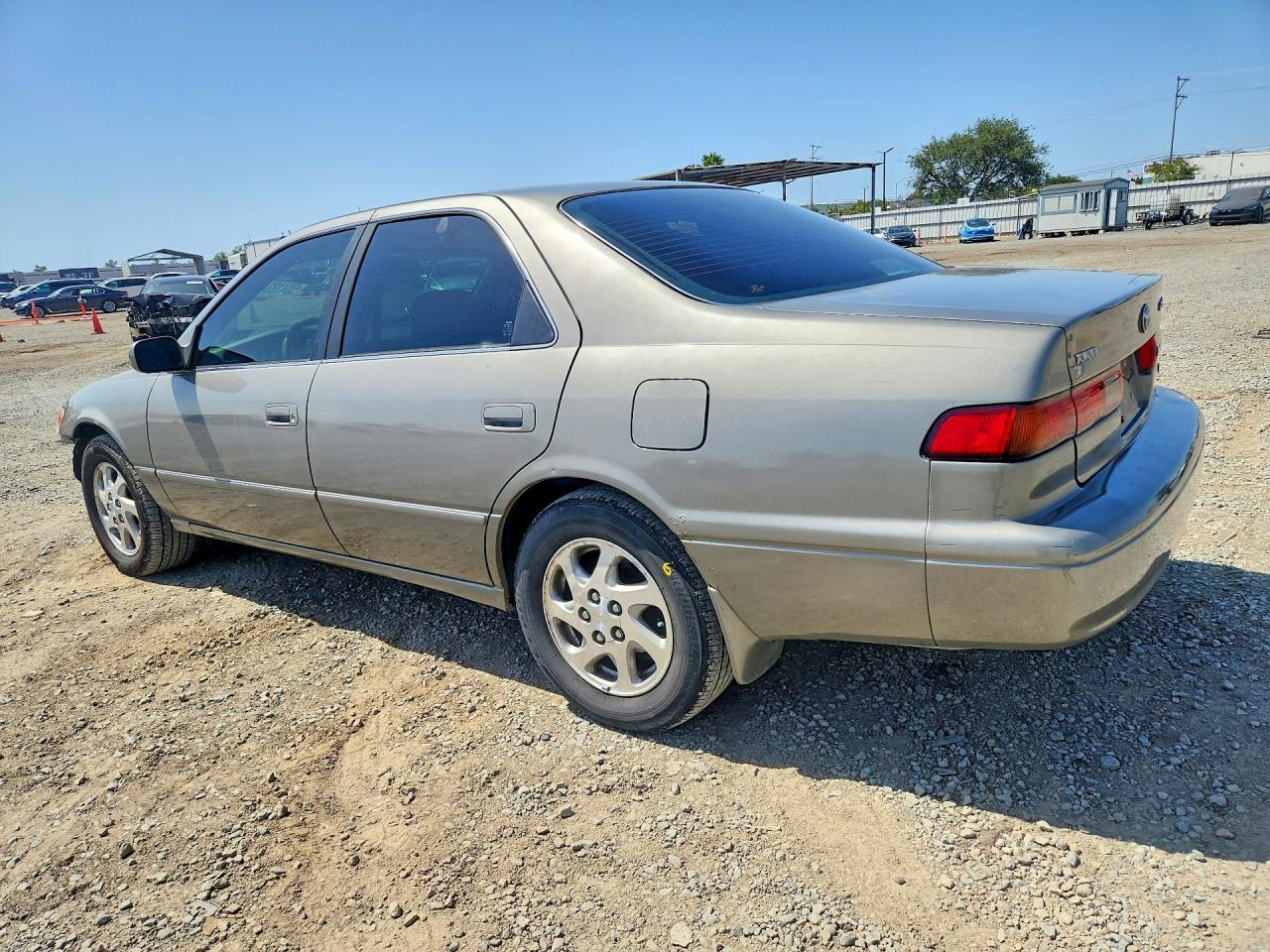 1999 TOYOTA CAMRY LE V6 photo 2