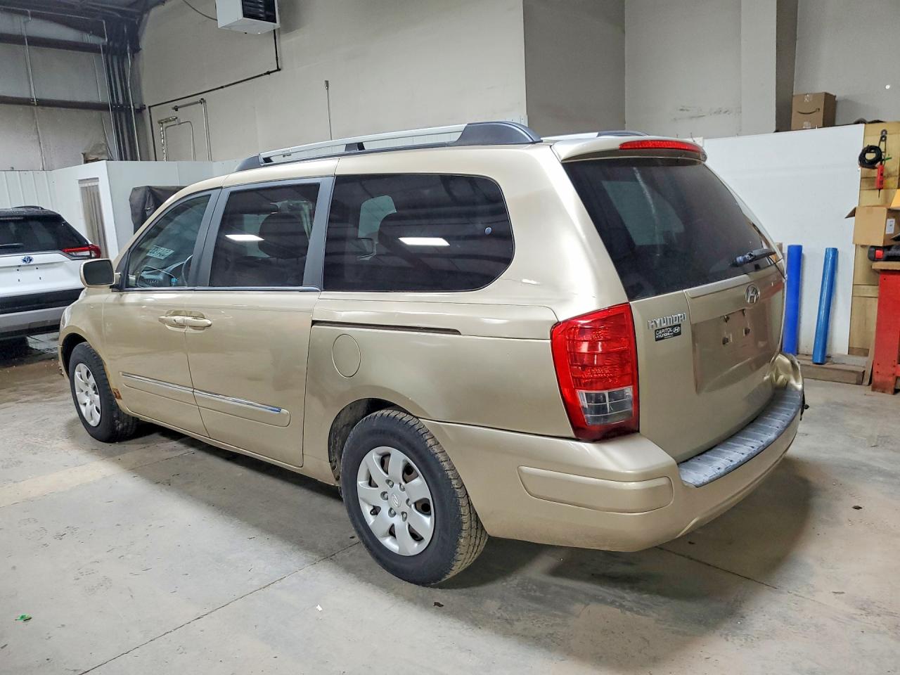 2008 HYUNDAI ENTOURAGE GLS photo 3