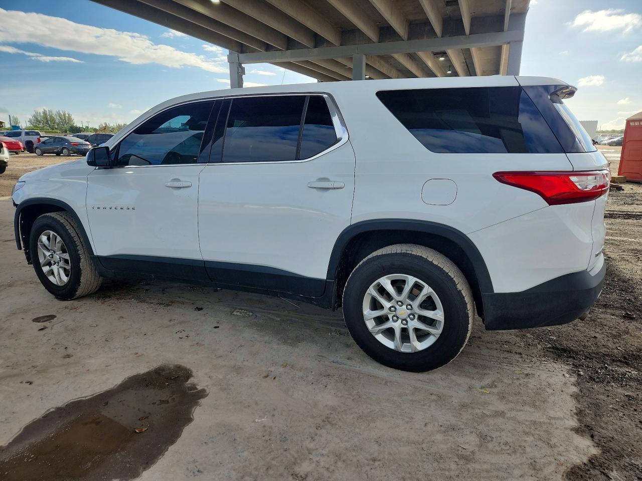 2020 CHEVROLET TRAVERSE LS photo 2