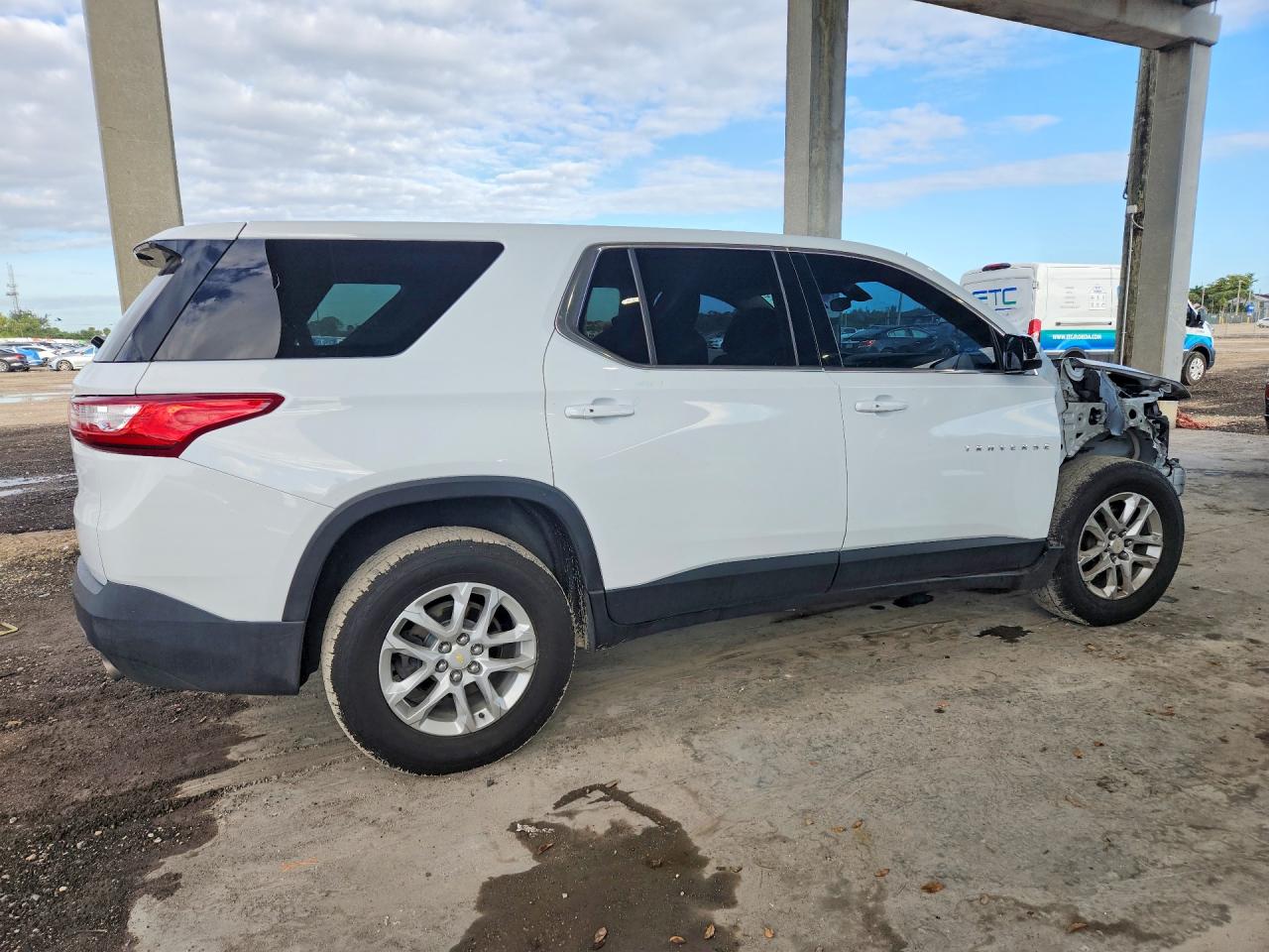 2020 CHEVROLET TRAVERSE LS photo 3