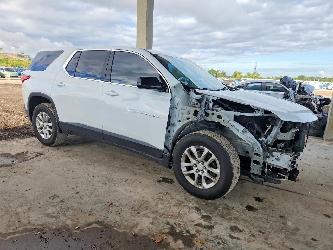 2020 CHEVROLET TRAVERSE LS photo 4