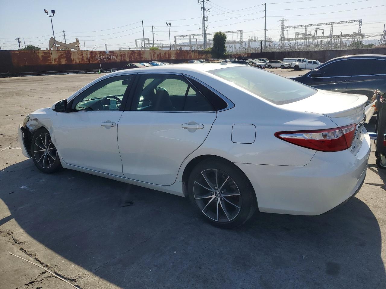 2016 TOYOTA CAMRY XSE photo 3
