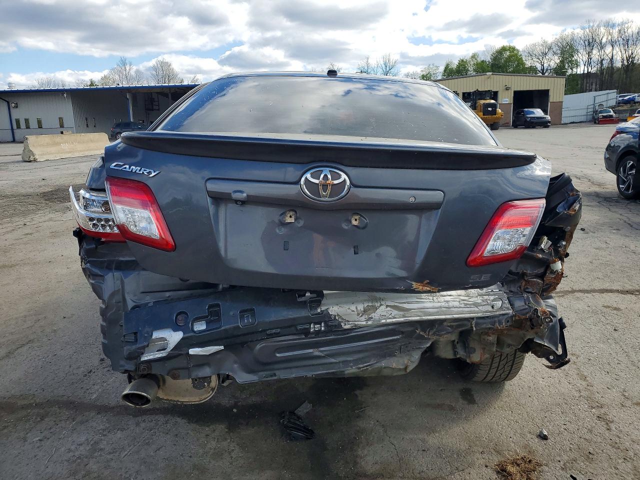2011 TOYOTA CAMRY photo 11