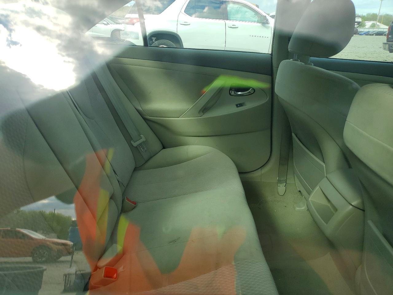 2011 TOYOTA CAMRY LE photo 28