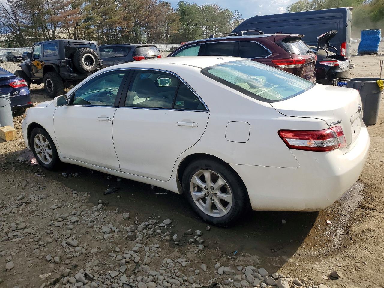 2011 TOYOTA CAMRY LE photo 4