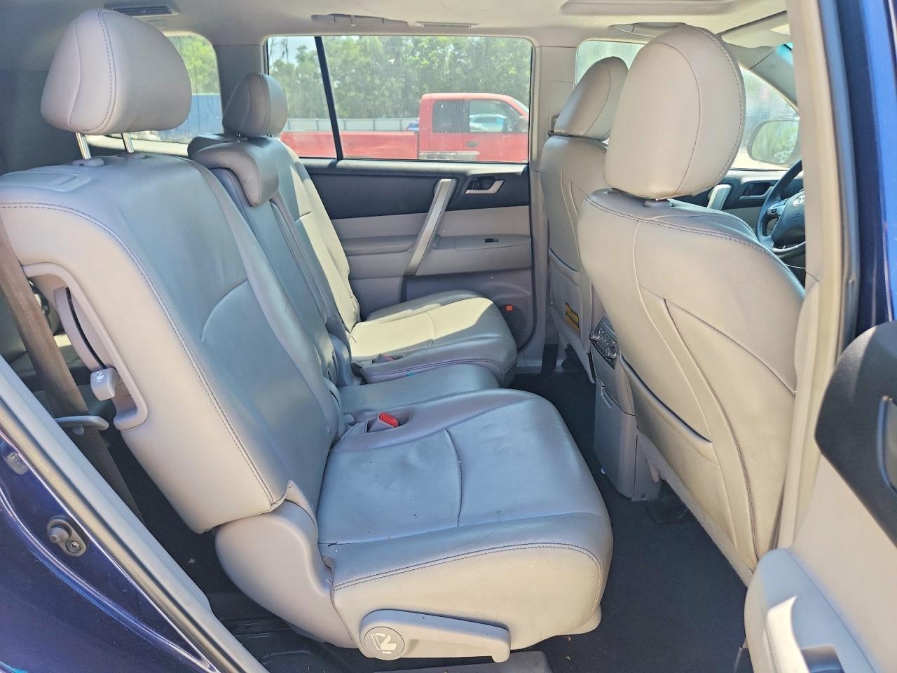 2012 TOYOTA HIGHLANDER SE photo 31