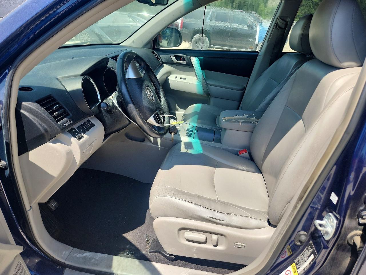 2012 TOYOTA HIGHLANDER SE photo 19
