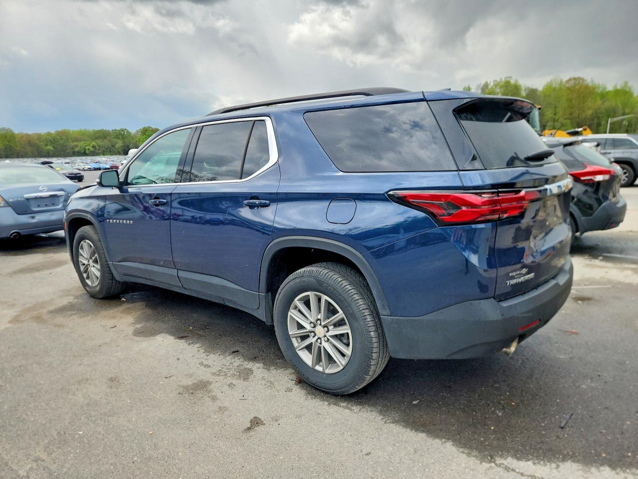 2023 CHEVROLET TRAVERSE LT photo 2