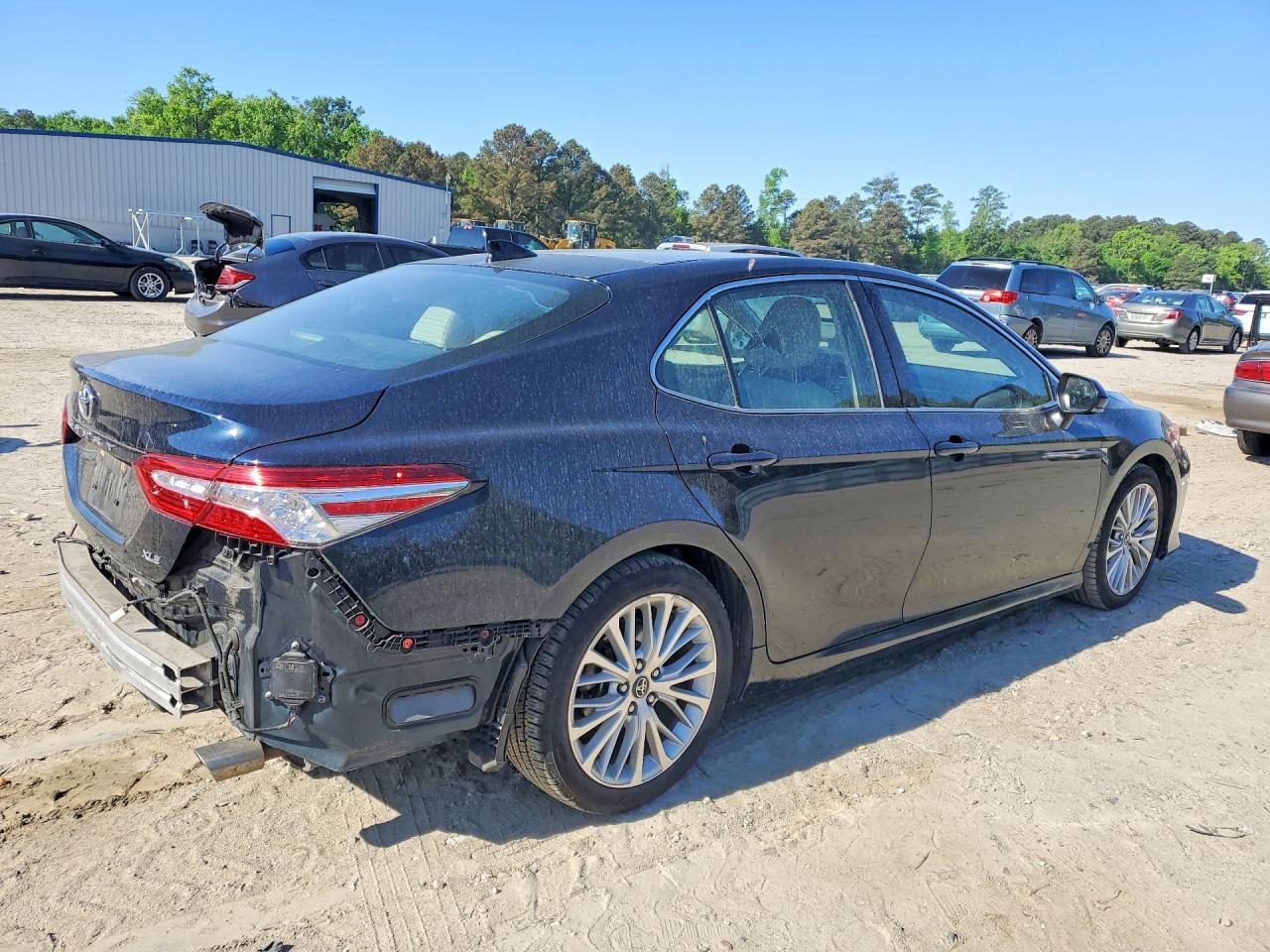 2020 TOYOTA CAMRY XLE photo 5